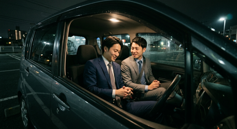 スーツ姿の好青年と、軽自動車内での密会